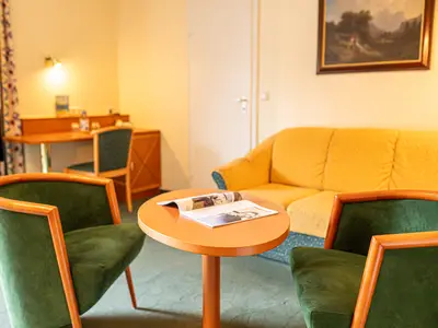 Sitzecke mit Sofa und Schreibtisch