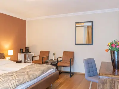 Blick auf Bett und Schreibtisch