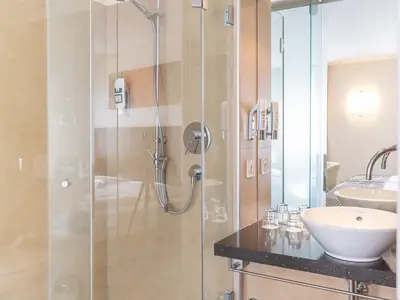 Dusche mit Waschbecken