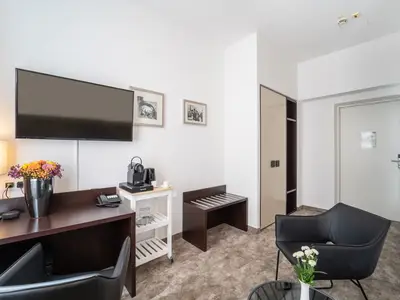 Schreibtisch mit Schrank