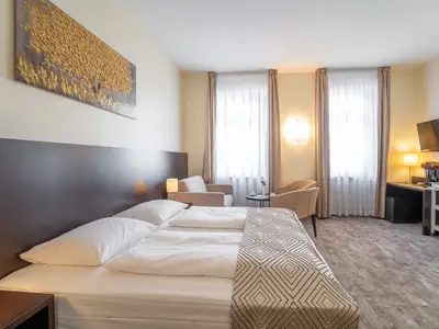 Blick zum Bett mit Fenster