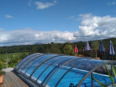 Balkonaussicht auf den Außenpool am Schlossberghof