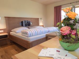 21991191-Doppelzimmer-2-Baden-Baden-300x225-2