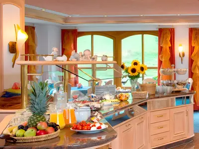 KITCHEN, INSIDE