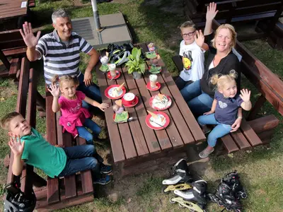 Sommergarten mit Familie