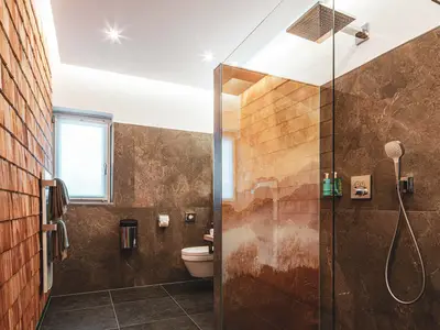 Badezimmer mit Regendusche im Comfort DZ