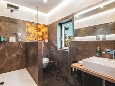 Badezimmer mit Walkin Regendusche