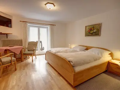 Doppelbett mit Sitzecke