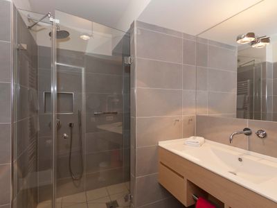 Budget Doppelzimmer mit Balkon - Badezimmer 1 und  Dusche