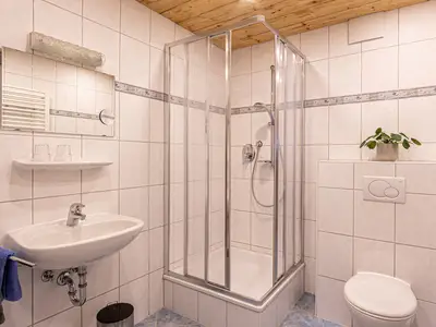 Dusche Zimmer 4