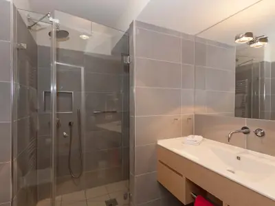 Budget Doppelzimmer mit Balkon - Badezimmer 1 und  Dusche