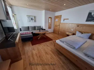 Familienzimmer mit Sitzecke, DU/WC, TV, Balkon und separaten Kinderzimmer