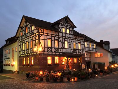 Landhotel in der Abenddämmerung