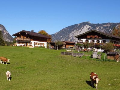 Bauernhof im Herbst mit Blick auf den Untersberg