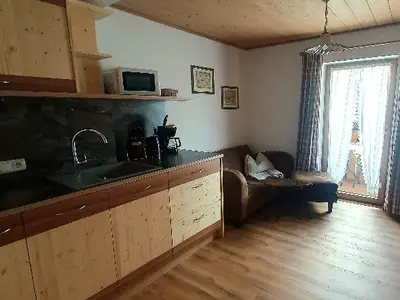 Separater Aufenthaltsraum nur für Zimmer 2 mit handgeschreinerten Küche