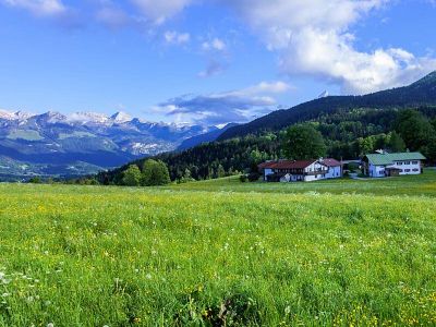 Gästehaus Loiplstüberl, umgeben von Wiesen und Bergen