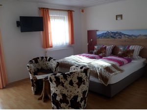 15212648-Doppelzimmer-2-Brannenburg-300x225-5