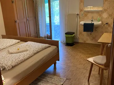 Gästehaus Weber in Gmain - Doppelzimmer mit Doppelbett und Waschbecken