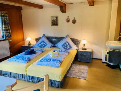 Gästehaus Weber in Gmain - Doppelzimmer mit Doppelbett und Waschbecken