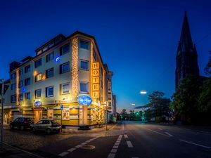 City- Hotel bei Nacht