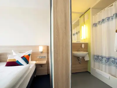 Zimmer mit Badezimmer Ansicht