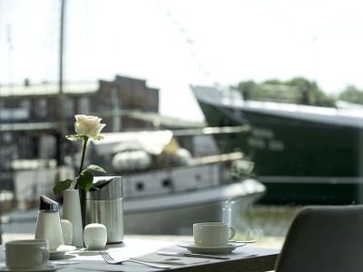 Frühstücksbereich mit Blick auf den Hafen