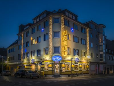 City- Hotel bei Nacht