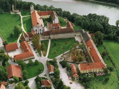 Klostergasthof Luftaufnahme mit Kloster und Hotel