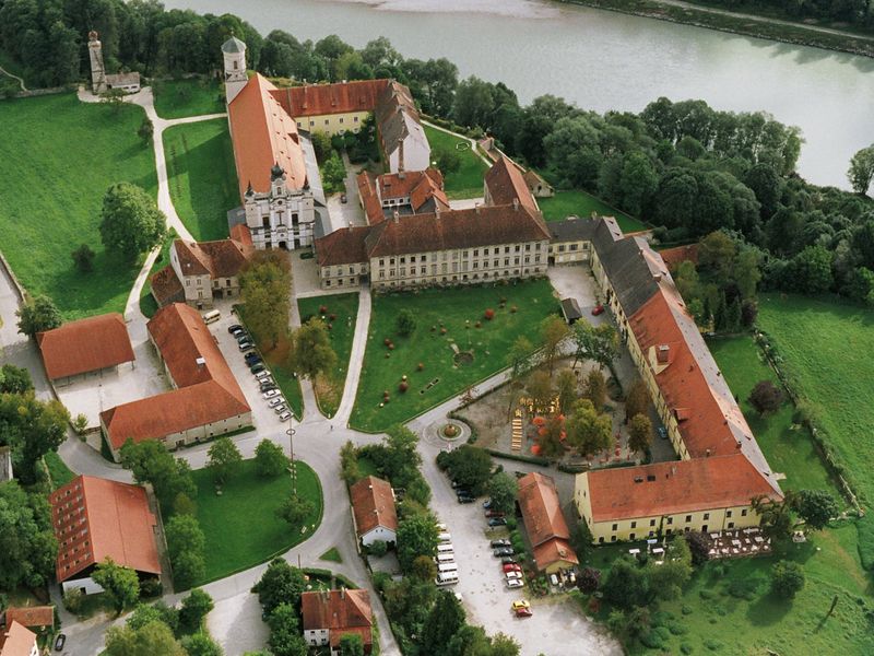 Klostergasthof Luftaufnahme mit Kloster und Hotel