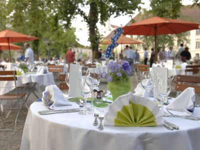 Klostergasthof Biergarten eingedeckt