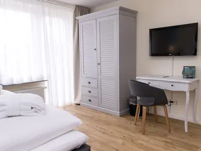 großer Kleiderschrank, Schreibtisch und TV gehören zur Ausstattung