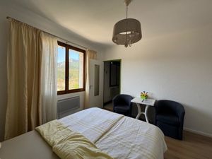 24012648-Doppelzimmer-2-Castellane-300x225-3