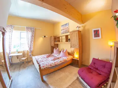 Bauernstube mit Doppelbett und Schlafcouch