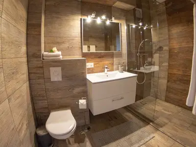 Badezimmer mit Dusche und WC