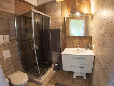 Bad mit Dusche und WC