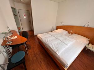 23466478-Doppelzimmer-2-Dietzenbach-300x225-2