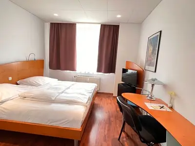 Doppelzimmer für 2 Personen (28 m²) in Dietzenbach 2/2