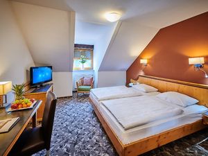 24015956-Doppelzimmer-4-Donaustauf-300x225-5