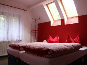 22375651-Doppelzimmer-3-Dresden-300x225-2