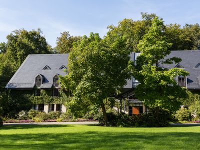 Außenansicht Kavaliershaus im Park ***+