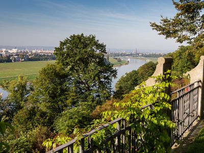 Aussicht vom Schlosspark auf die Elbe und Stadt