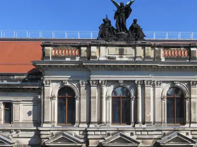 Gegenüberliegende Straßenseite (Rückseite Albertinum)