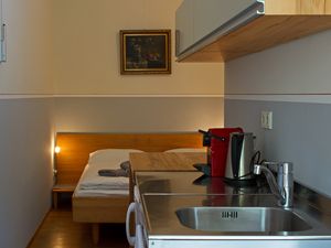 22375851-Doppelzimmer-3-Dresden-300x225-2