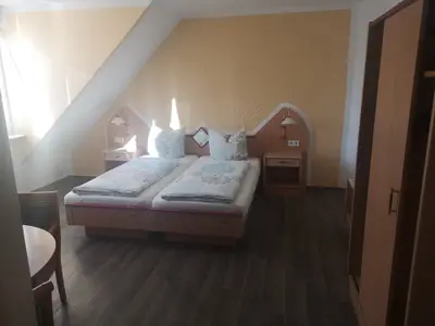 Zimmer 6 Schlafen/Wohnen (2)