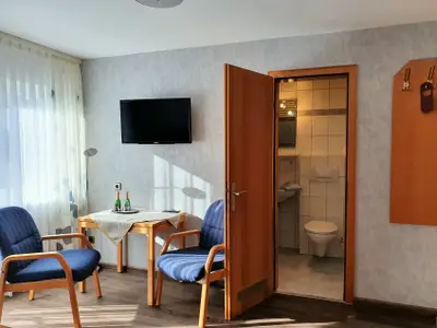 Sitzgruppe und Blick in den Duschraum