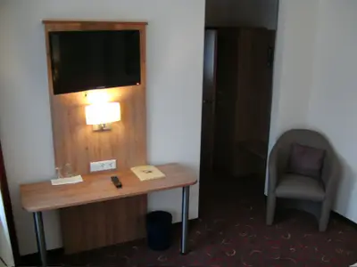 Schreibtisch mit LCD-TV