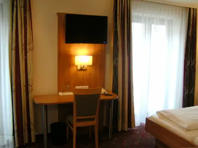 Schreibtisch mit LCD-TV