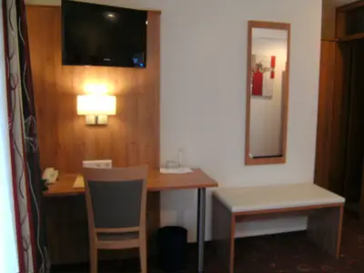 Schreibtisch mit LCD-TV