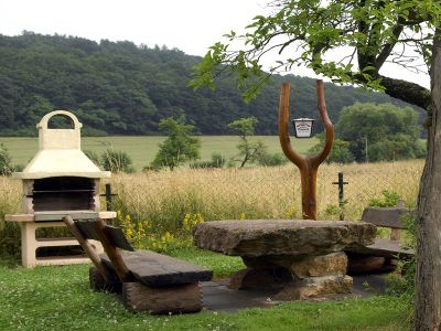 Grillplatz und Sitzen im Garten