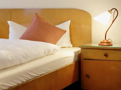 Zimmer 16 Nachttisch